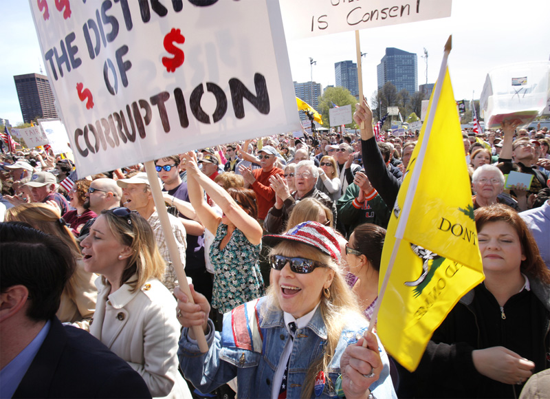 Marilyn Flynn of Poland, center, cheers as Sarah Palin takes the stage.