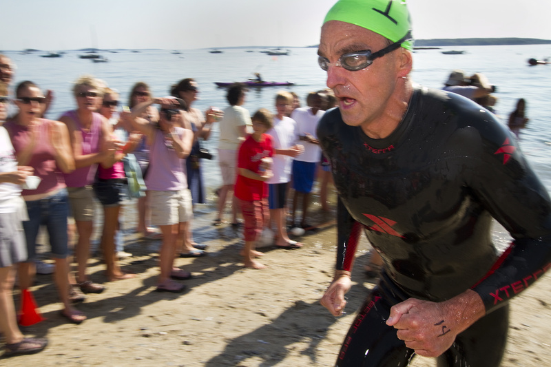 Peaks to Portland winner James Yeomans of Bethlehem, Pa., leads the pack to East End Beach today. Yeomans, last year's runner-up, finished in 43:28.