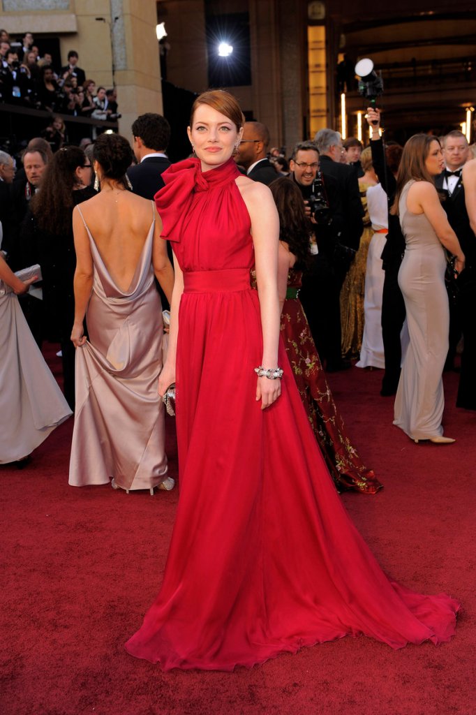 Emma Stone, a red Giambattista Valli.