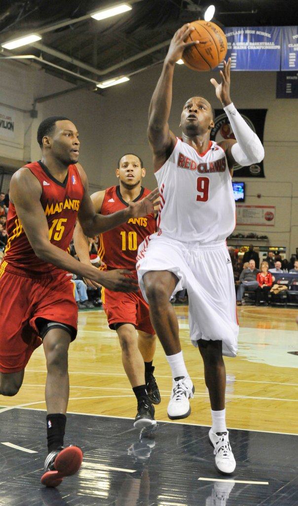 Maine’s Shelvin Mack drives down the lane against Fort Wayne’s JaJuan Johnson, left, and Dairese Gary. Mack had 27 points and 12 assists as Maine improved to 4-0 against Fort Wayne this season.