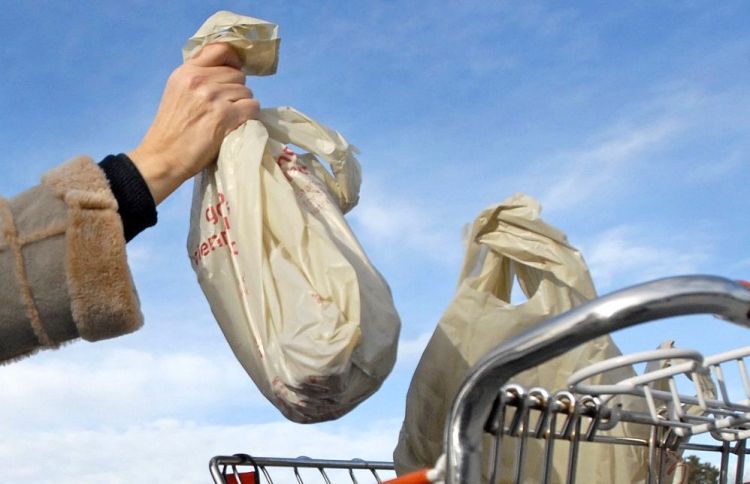 South Portland joins more than 150 communities nationwide that have passed laws to encourage the use of environmentally friendly reusable bags. 
Shawn Patrick Ouellette/Staff Photographer 